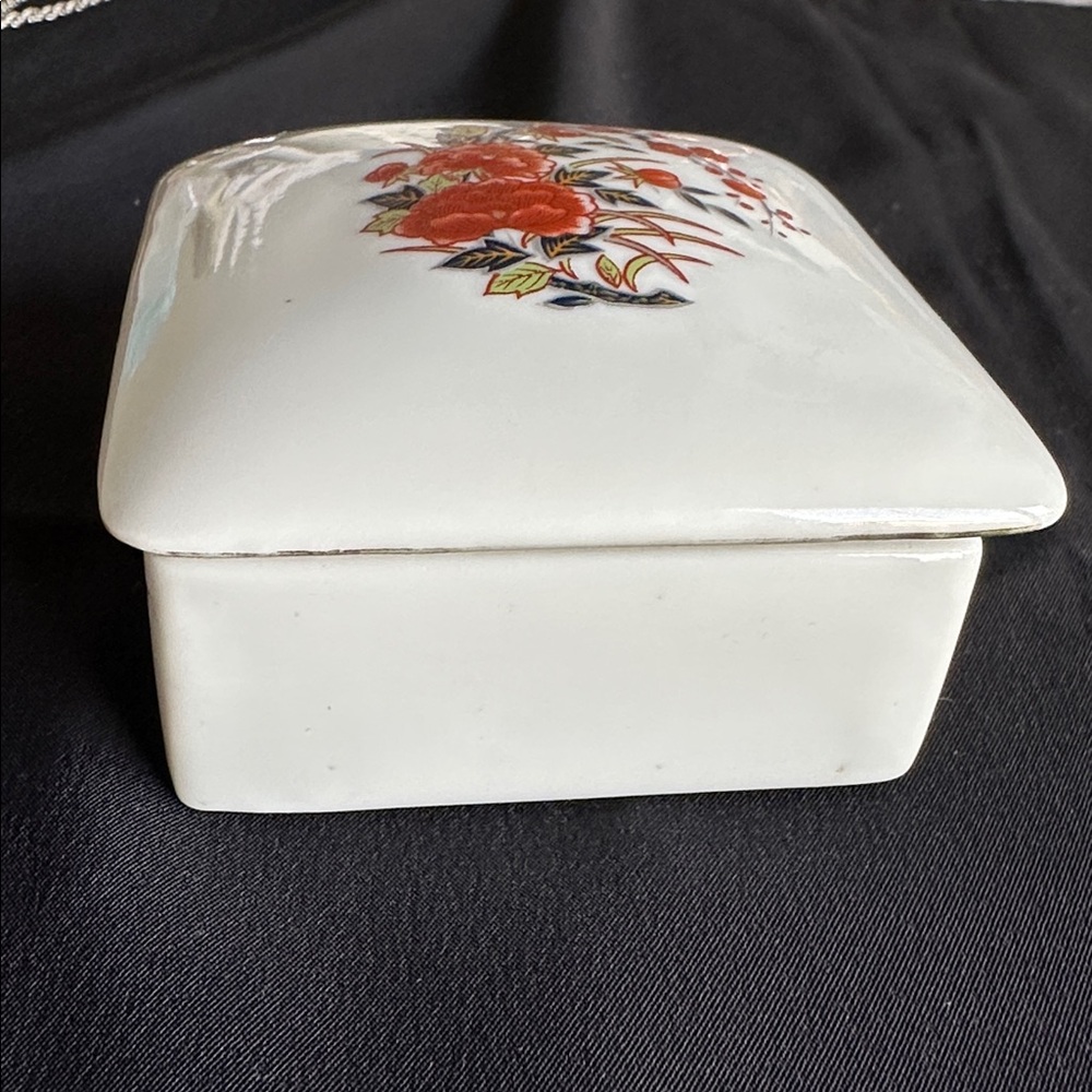 Vintage ceramic EUC keepsake box. Painted flowers and leaves on lid. - Picture 2 of 5